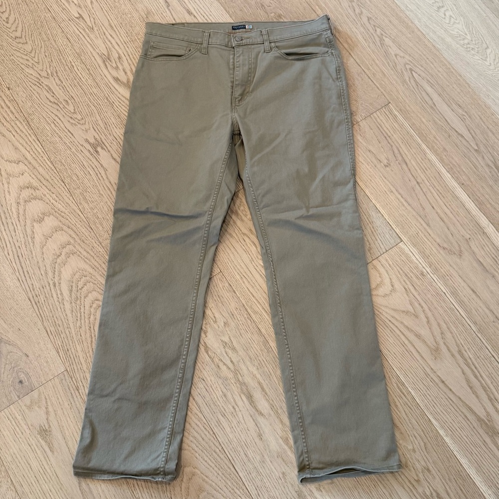 Dockers Men's Chinos in Olive/Tan